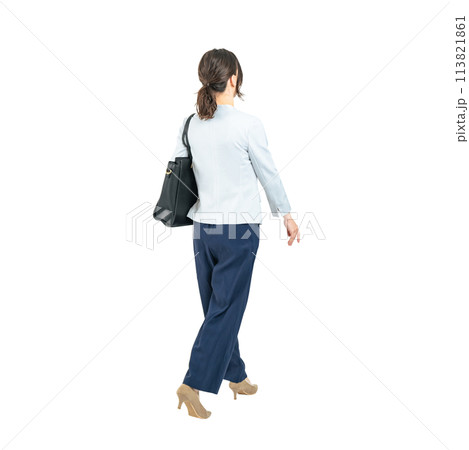 歩く白人女性ビジネスパーソン　手作業で精密に切り抜いた背景透過全身写真PNG 113821861