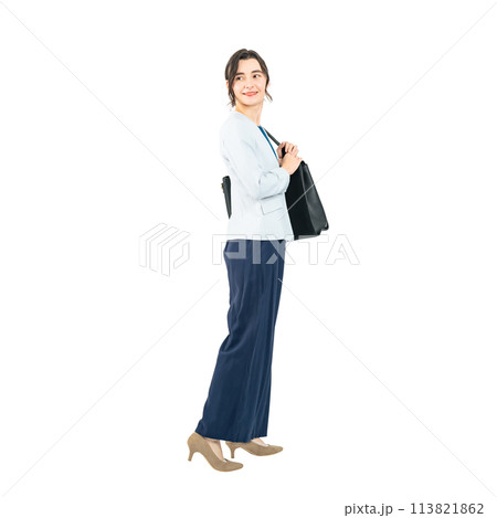 白人女性ビジネスパーソン　手作業で精密に切り抜いた背景透過全身写真PNG 113821862