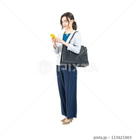 スマホを使う白人女性ビジネスパーソン　手作業で精密に切り抜いた背景透過全身写真PNG 113821863