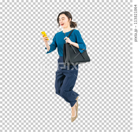 スマホを見ながらジャンプする白人女性　手作業で精密に切り抜いた背景透過全身写真PNG 113821864