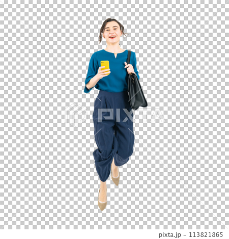 スマホを見ながらジャンプする白人女性　手作業で精密に切り抜いた背景透過全身写真PNG 113821865