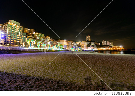 《静岡県》　熱海の街並みと熱海サンビーチの夜景 113822398