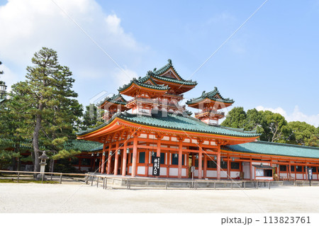 【京都観光】快晴の平安神宮と楼閣【白虎と青龍】 113823761