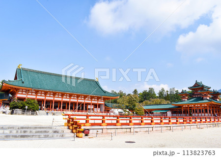 【京都観光】快晴の下の平安神宮【桓武天皇を祀る本殿と境内】 113823763