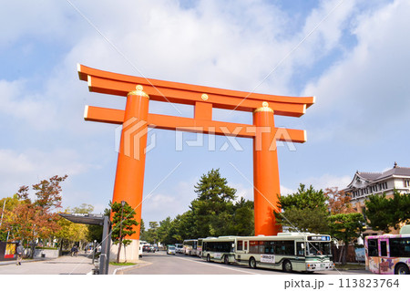 【京都観光】青空の下、平安神宮の大鳥居 【京都観光】青空の下、平安神宮の大鳥居 113823764