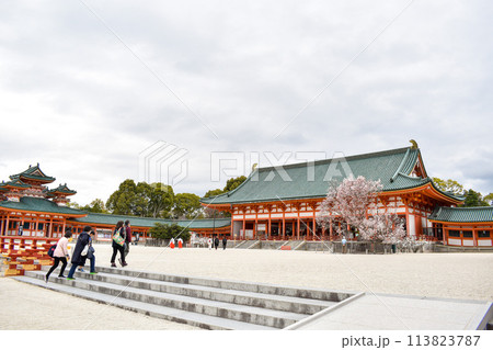 【春の京都観光】花曇りの空の下、平安神宮の本殿と境内 113823787