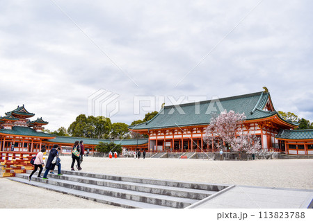 【春の京都観光】花曇りの平安神宮_本殿と境内 113823788