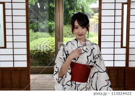 浴衣を着た若い女性のポートレート 113824422