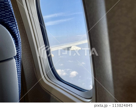 飛行機の窓から見た景色 113824845