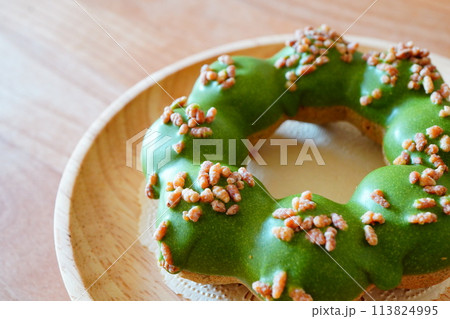抹茶チョコがけのドーナツ。 抹茶チョコがけのドーナツ。 113824995