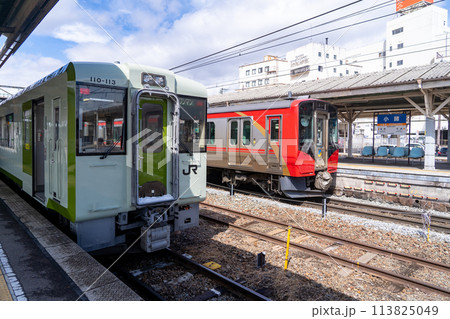 小諸駅　JR小海線の列車としなの鉄道の列車 113825049