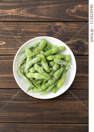 冷凍枝豆　木目背景 113826946