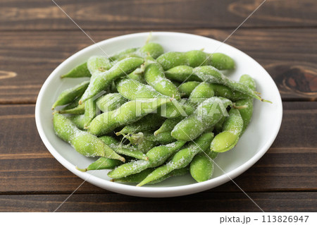 冷凍枝豆　木目背景 113826947
