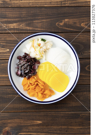 漬け物盛り合わせ 木目バック 漬け物盛り合わせ 木目バック 113827376