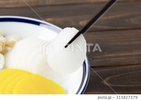 つけ物　木目背景 113827379