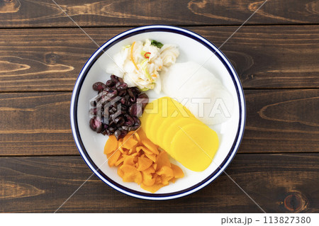 漬物盛り合わせ 木目背景 漬物盛り合わせ 木目背景 113827380