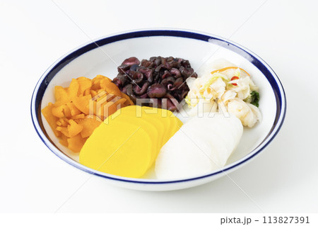 漬け物盛り合わせ　白背景 113827391