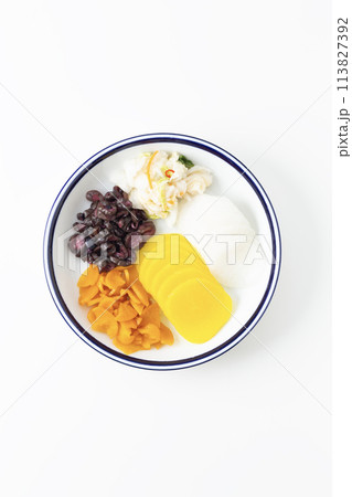 漬けもの盛り合わせ　白バック 113827392