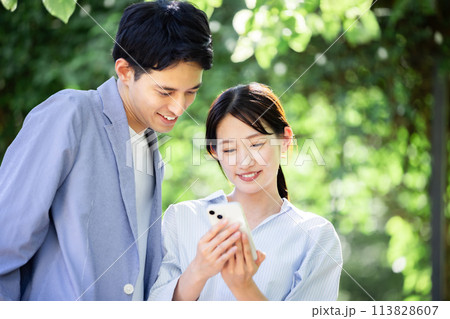 スマホで検索するカップル スマホで検索するカップル 113828607
