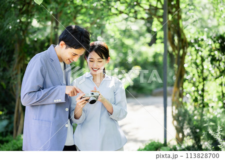 カメラを持つカップル カメラを持つカップル 113828700