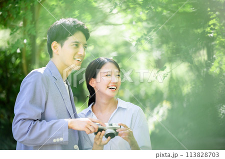 カメラを持つカップル カメラを持つカップル 113828703