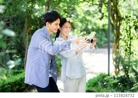 カメラを持つカップル 113828732