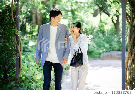 腕を組んで歩く若いカップル 113828762