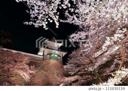 【石川県】金沢城 石川門の満開の夜桜 【石川県】金沢城 石川門の満開の夜桜 113830139