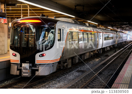 【大阪駅】大阪駅で発車を待つ特急ひだ25号 113830503