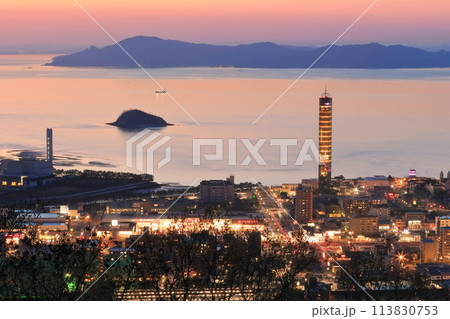 【香川県】夕暮れの青ノ山展望台から見たゴールドタワーとその町並み(ライトアップされたゴールドタワー) 【香川県】夕暮れの青ノ山展望台から見たゴールドタワーとその町並み(ライトアップされたゴールドタワー) 113830753