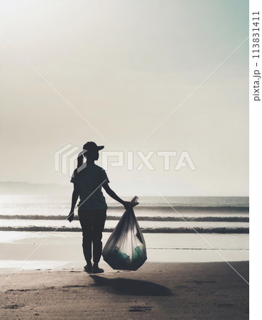 海岸に残されたゴミを拾う女性のシルエット／環境問題・社会問題のコンセプト 113831411