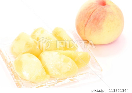桃　剥き　カット　デザート　山梨県春日居産　明るい背景 113831544
