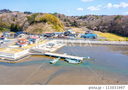 松島湾の海岸沿いにあるJR仙石線の陸前富山駅(宮城県松島町) 松島湾の海岸沿いにあるJR仙石線の陸前富山駅(宮城県松島町) 113831997