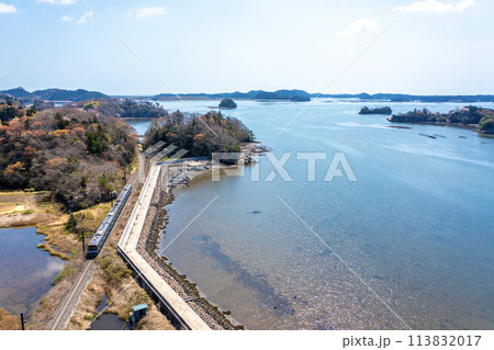 松島湾の海岸沿いにあるJR仙石線の普通列車(宮城県松島町) 松島湾の海岸沿いにあるJR仙石線の普通列車(宮城県松島町) 113832017