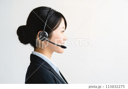 笑顔の女性オペレーター 横顔 笑顔の女性オペレーター 横顔 113832275