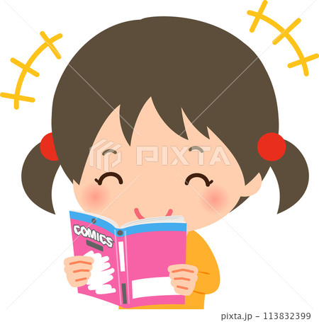 漫画本を読んで笑う女の子 113832399