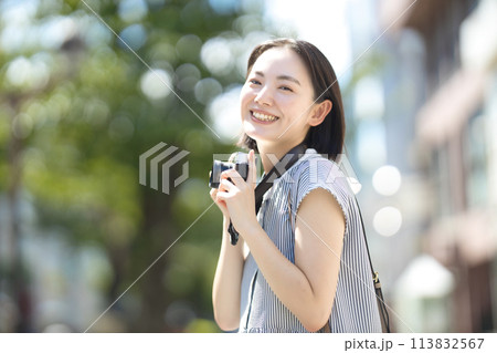 カメラ女性 旅行 一人旅 カメラ女性 旅行 一人旅 113832567