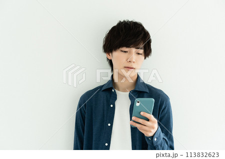 スマホを使う男性 スマホを使う男性 113832623