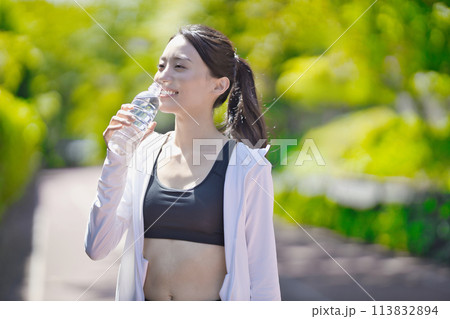 スポーツウエアでウォーキングする若い女性 113832894
