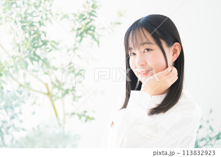 自然な爽やかなイメージの緑がある若い女性の髪をかきあげる 美容イメージ ヘアケアやスキンケアイメージ 自然な爽やかなイメージの緑がある若い女性の髪をかきあげる 美容イメージ ヘアケアやスキンケアイメージ 113832923