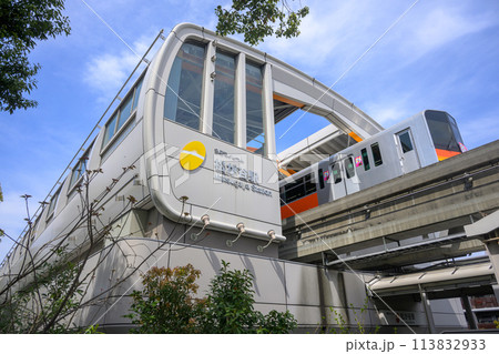 多摩都市モノレール線松が谷駅と1000系電車 多摩都市モノレール線松が谷駅と1000系電車 113832933