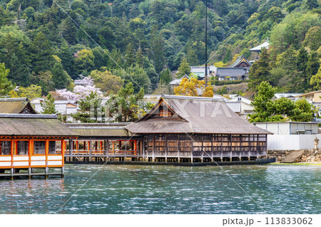 広島 嚴島神社　海上から能楽屋と大願寺 113833062