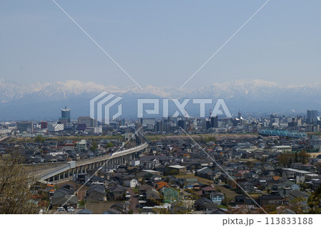 満開の桜春霞の薬師岳北アルプス立山連峰と神通大橋 113833188