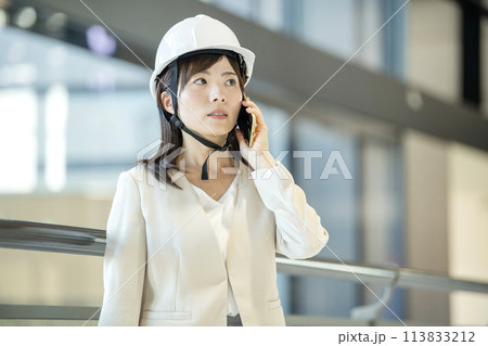 ビル　働く女性 113833212