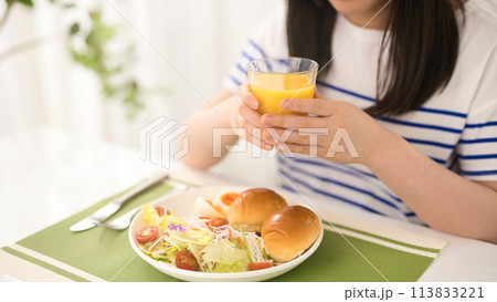 朝食を食べる10代の女の子 113833221