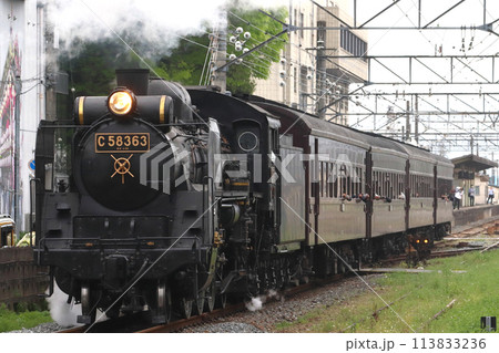 秩父市内を行く秩父鉄道SLパレオエクスプレス号（旧型客車特別運行） 113833236