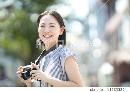 カメラ女性　旅行　一人旅 113833294