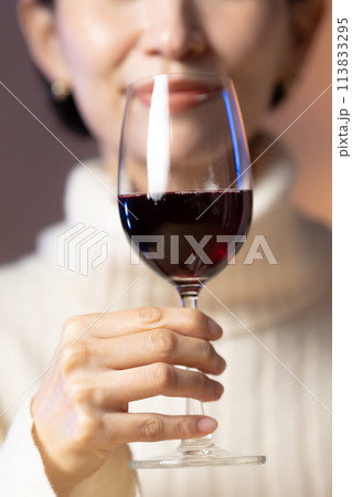 ワインを飲む女性 113833295