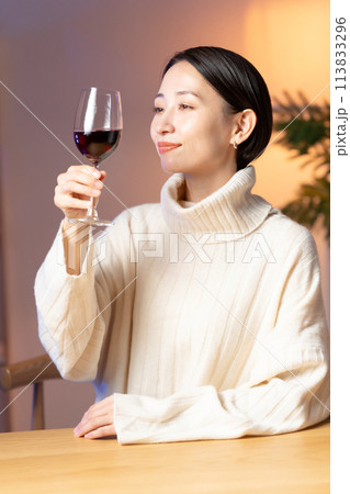 ワインを飲む女性 113833296