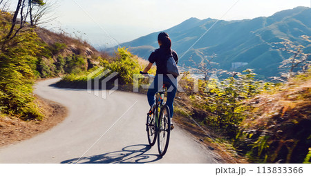 山を自転車で登る登山者 113833366